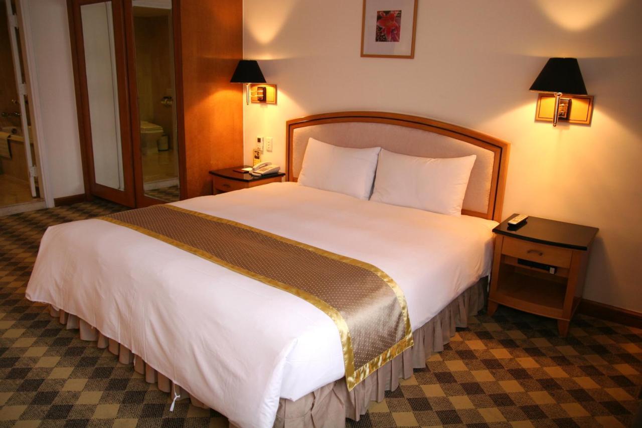 Hometel Hotel Kaohsiung Exterior photo